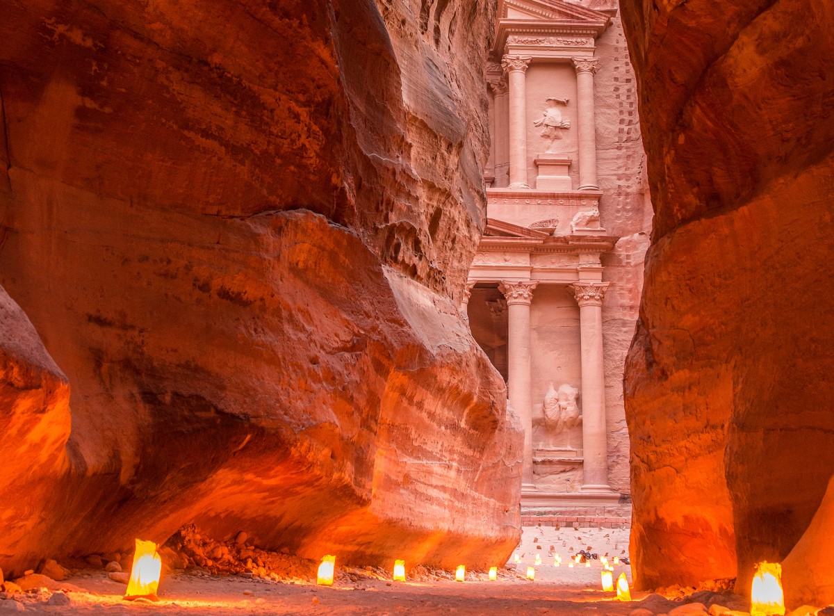 canyon del siq con candele a Petra